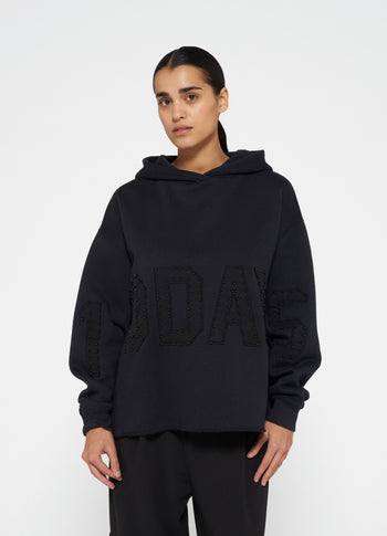 statement hoodie pearls | black