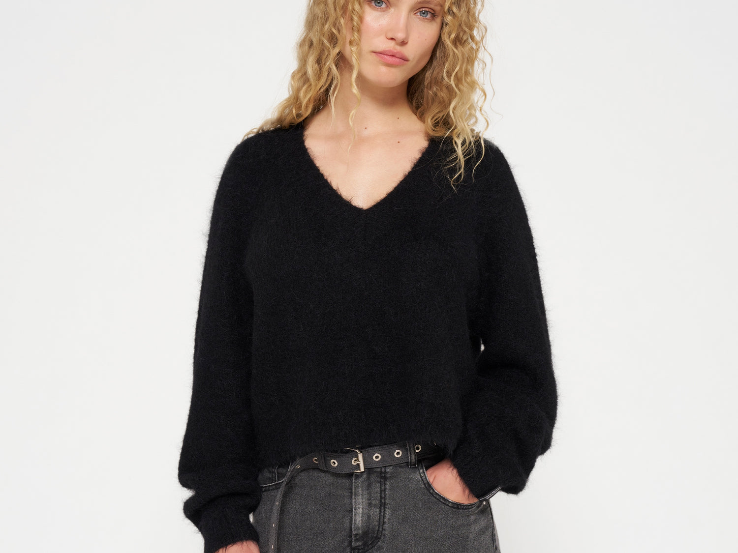 cropped v-neck sweater knit | black